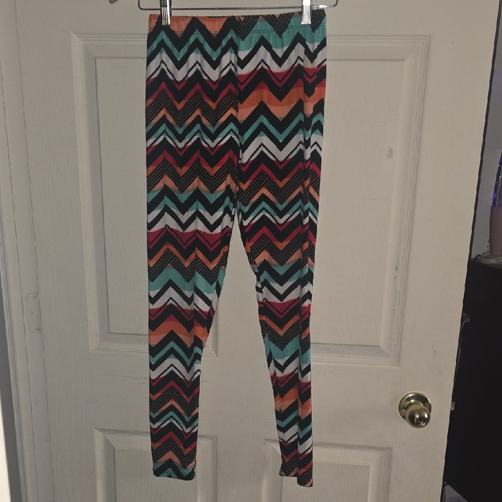 Vibrant Chevron Pattern Leggings